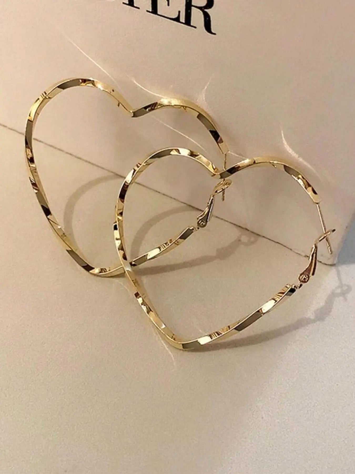 Oversized Heart Hoop Earrings for Women, Trendy Metallic Twisted Earring, Party Jewelry, Fashion Jewelry Party, Fashionable Earrings, Fashion Accessories HNEH0010