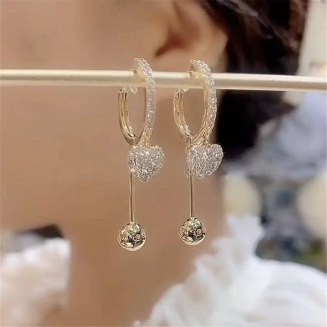 New Arrival Exquisite Light Luxury Zircon Heart Earrings for Women - Chic, Stylish, Face-Slimming Clip-On Earrings HNEH0050